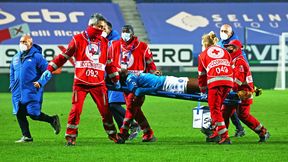 Piłkarz uderzył głową o ziemię i stracił przytomność. Chwile grozy podczas meczu Serie A