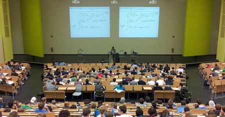 Wykładowczyni dyskryminowała studentki? "Betony i bezczelne baby"
