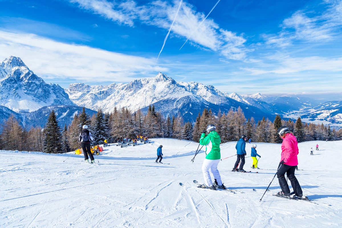 Na stokach narciarskich w europejskich krajach obowiązują restrykcje covidowe 