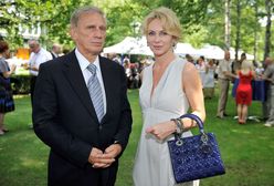 Beata Ścibakówna zamartwia się o męża Jana Englerta. Zbierają się nad nim czarne chmury