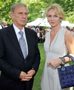 Beata Ścibakówna zamartwia się o męża Jana Englerta. Zbierają się nad nim czarne chmury