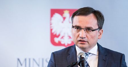 Znęcał się nad kilkumiesięczną córką, złagodzono mu wyrok. Reakcja Ziobry