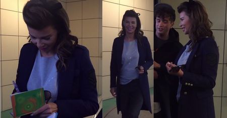 Górniak rozdaje autografy pod TVN-em