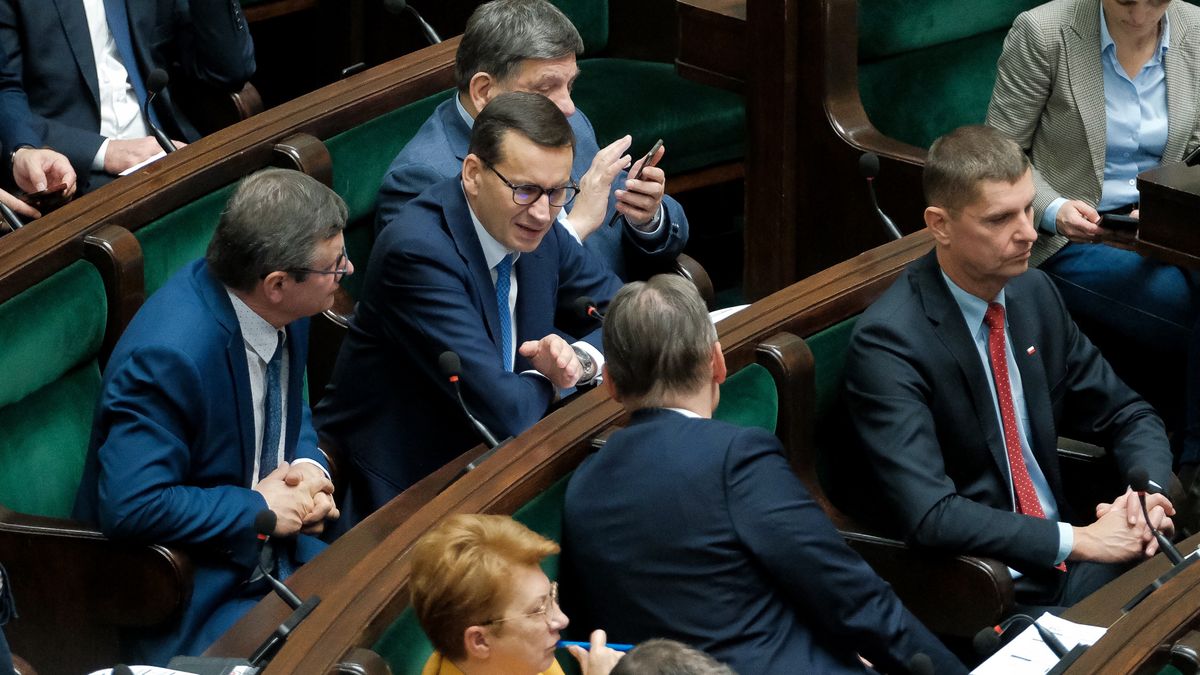 Warszawa, 04.11.2022. Premier Mateusz Morawiecki (2L) na sali obrad niższej izby parlamentu w Warszawie, 4 bm. Posłowie zajmują się m.in. projektem ustawy, który zmienia podporządkowanie Funduszu Edukacji Finansowej, projektem ws. utworzenia Państwowego Instytutu Medycznego MSWiA. (ad) PAP/Mateusz Marek