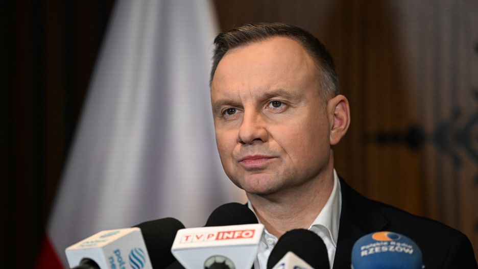 Jasionka, 11.01.2023. Prezydent Rzeczypospolitej Polskiej Andrzej Duda podczas briefingu prasowego na lotnisku w Jasionce k. Rzeszowa, 11 bm. Prezydent odbył wizytę we Lwowie, gdzie m.in. spotkał się z prezydentem Ukrainy Wołodymyrem Zełenskim. (amb) PAP/Darek Delmanowicz