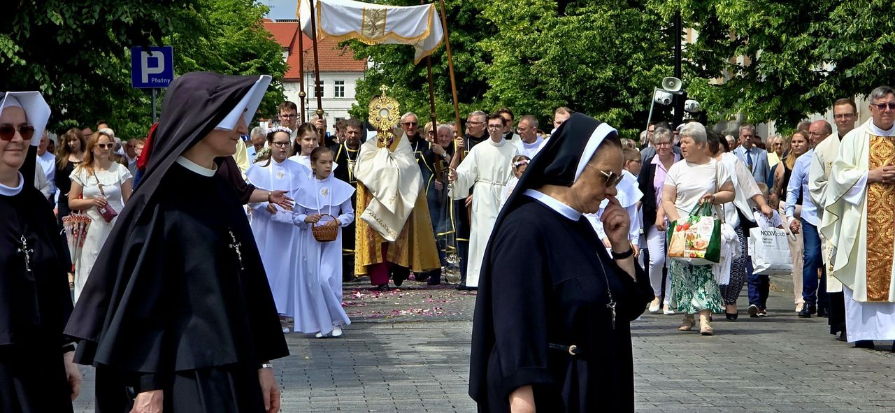 Procesja Bożego Ciała przeszła ulicami Płocka. Uroczystościom przewodniczył bp Szymon Stułkowski! [FOTO]