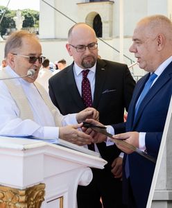 Miecz za ćwierć miliona. Wniosek do NIK ws. prezentu dla Rydzyka