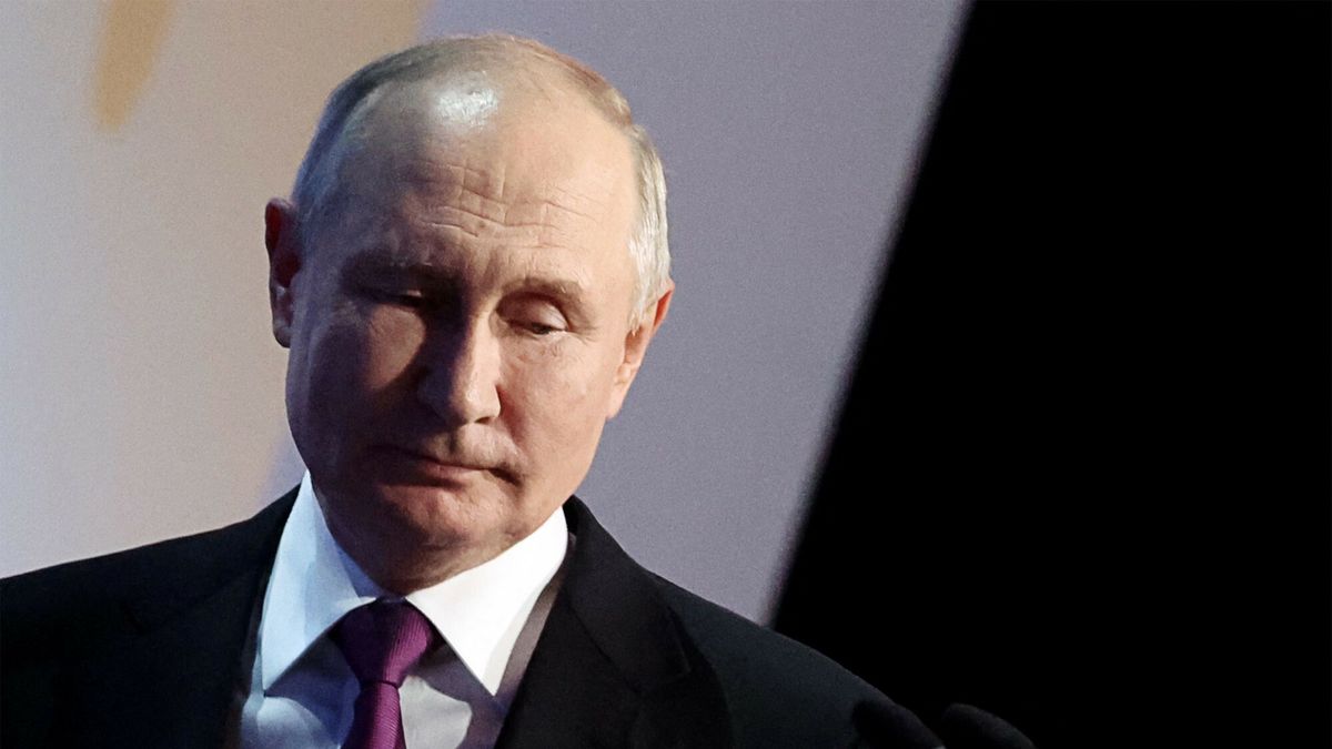 Archiwum zagraniczne East News 2023-09
In this pool photograph distributed by Sputnik agency, Russia's President Vladimir Putin leaves the stage after delivering his speech during a concert marking the 100th anniversary of the birth of Soviet and Russian poet Rasul Gamzatov at the State Kremlin Palace, in Moscow, on September 28, 2023. (Photo by Vyacheslav PROKOFYEV / POOL / AFP) / Editor's note: this image is distributed by Russian state owned agency Sputnik
VYACHESLAV PROKOFYEV