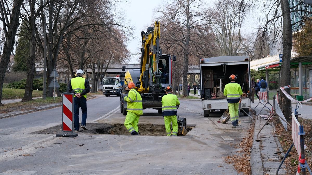 Pracownicy MPWiK pracujący nad usunięciem awarii wodociągowej na ul. Sowińskiego