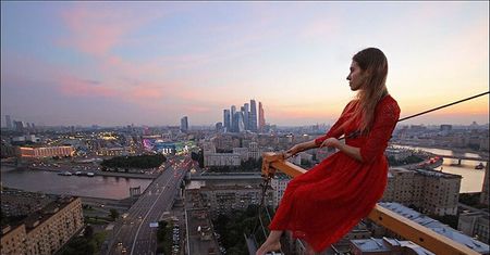 Angela Nikolau prowadzi najbardziej niebezpieczne konto na Instagramie