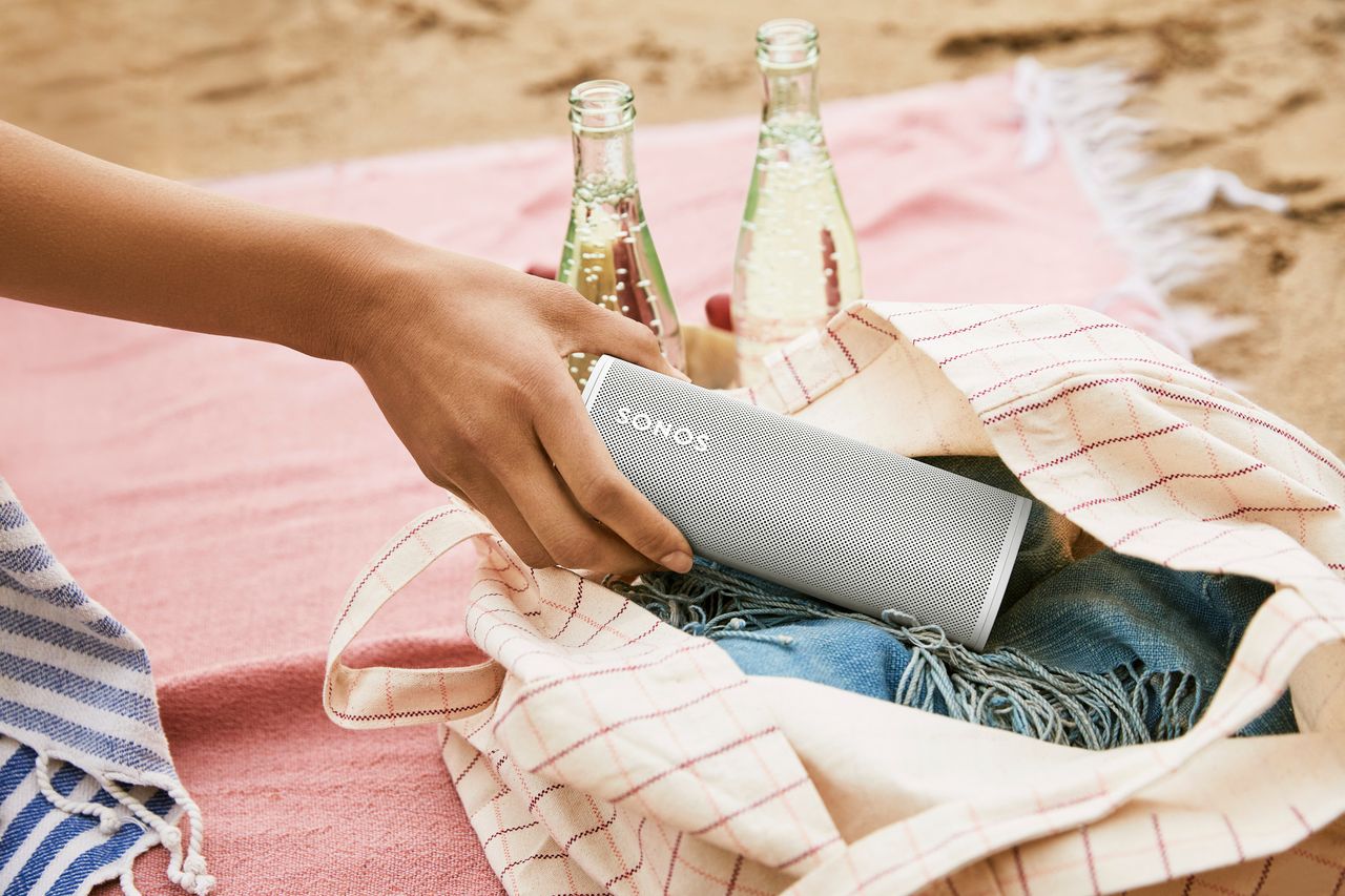 Sonos Roam: przenośny głośnik wielkości butelki. Ma wypełniać dźwiękiem cały pokój