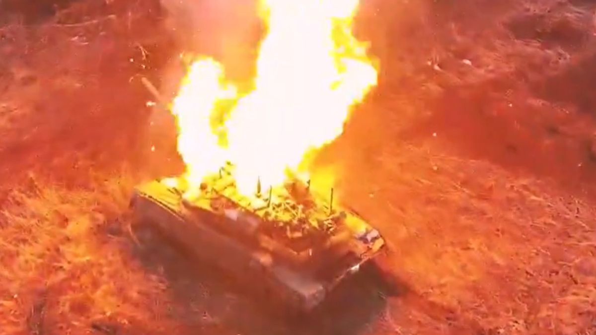 Rosyjski czołg T-90M  w płomieniach po ataku ukraińskiego drona