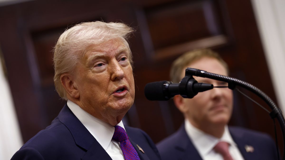 US President Donald Trump, joined by Environmental Protection Agency (EPA) Administrator Zeldin, speaks in the Roosevelt Room at the White House in Washington, DC, USA, 12 February 2026. President Trump announced that his administration is revoking EPA's 2009 'endangerment finding,' a landmark move that rescinds the agency's primary legal authority to regulate greenhouse gas emissions under the Clean Air Act. EPA/WILL OLIVER / POOL POOL Dostawca: PAP/EPA.