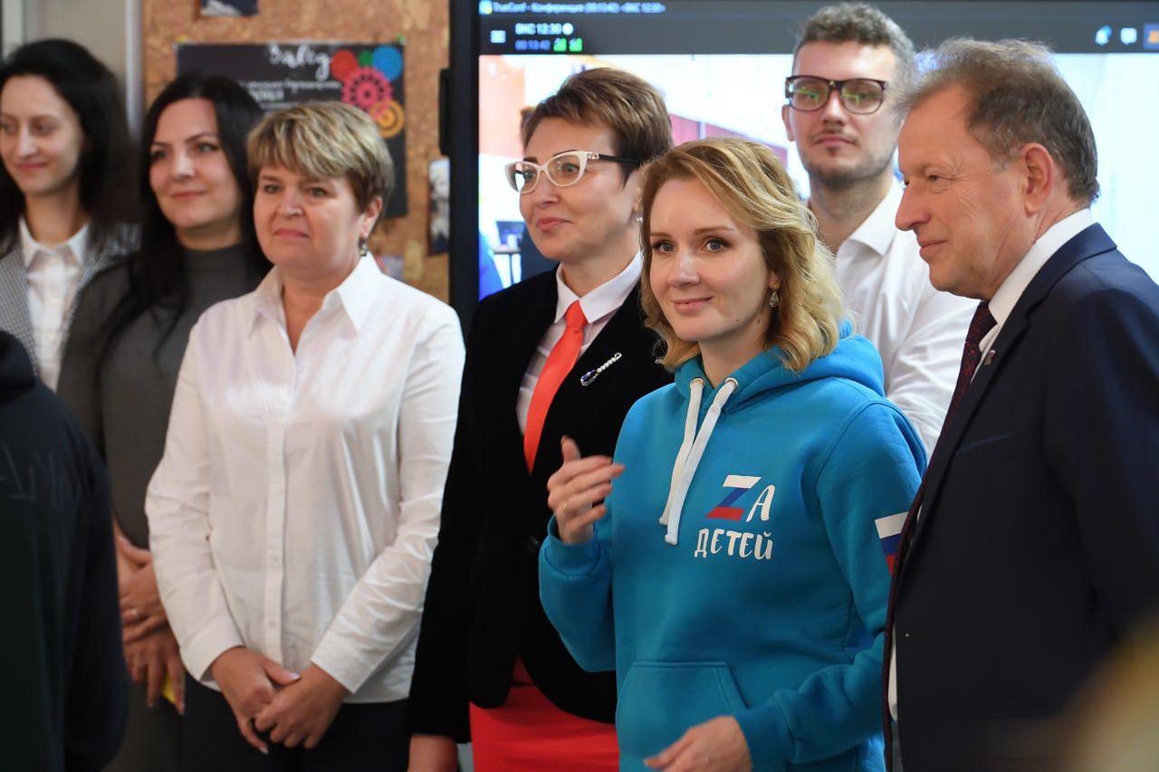 Maria Lwowa-Biełowa w bluzie z napisem "Za dzieci". "Z" jest symbolem rosyjkiej agresji przeciwko Ukrainie