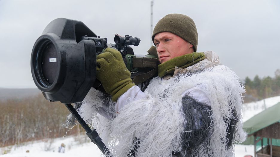 LVIV, LVIVSKA, UKRAINE - 2022/01/28: Ukrainian soldier holding NLAW ATGM during a military exercise of NLAW ATGM (Next Generation Light Antitank Weapon and anti tank guided missile) at the International Center for Peacekeeping and Security of the National Academy of Land Forces. (Photo by Mykola Tys/SOPA Images/LightRocket via Getty Images)
