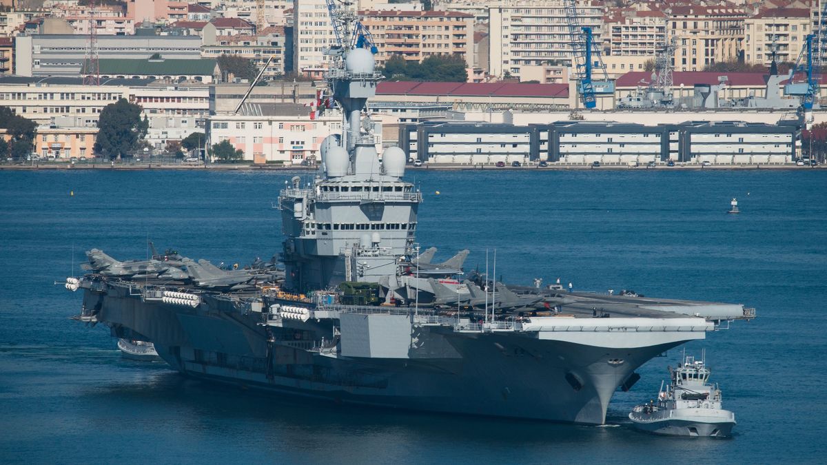 Koronawirus. Lotniskowiec Charles de Gaulle powrócił do portu.