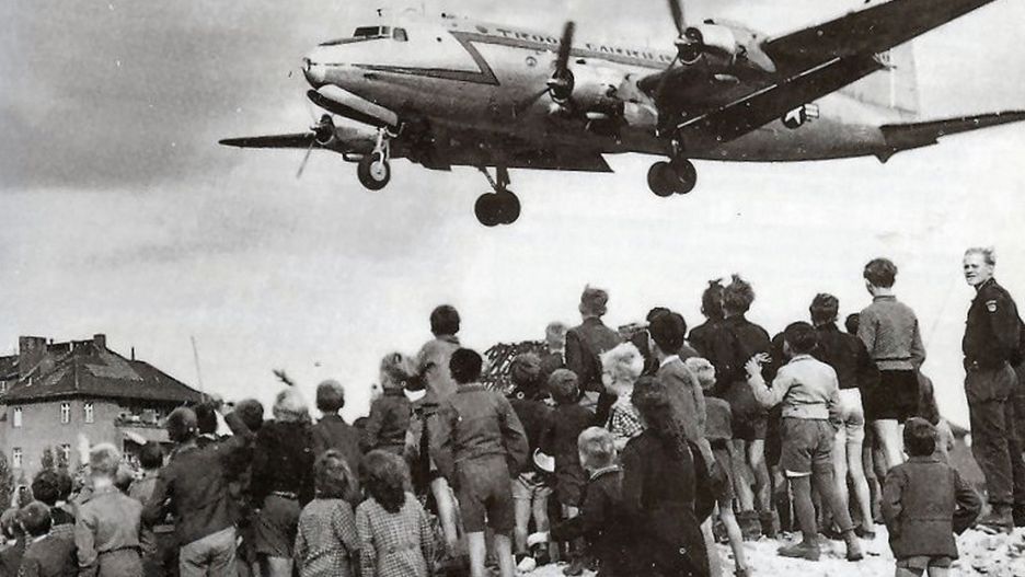 Samolot transportowy USAAF Douglas C-54 Skymaster ląduje na lotnisku Tempelhof podczas blokady Berlina.
