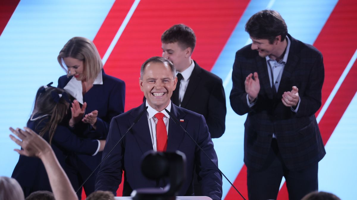 Warszawa, 01.06.2025. Wybory prezydenta RP - II tura. Kandydat Komitetu Obywatelskiego, popierany przez PiS prezes IPN Karol Nawrocki (front) z żoną Martą (2L), córką Kasią (L) oraz synami Antonim (3L) i Danielem (4L) w swoim sztabie wyborczym, 1 bm. w Warszawie. Zakończyło się głosowanie w II turze wyborów prezydenta RP. (mr) PAP/Leszek Szymański