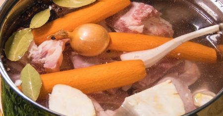Najlepszy rosół wychodzi z tych mięs. Znany szef kuchni wymienia kilka rodzajów