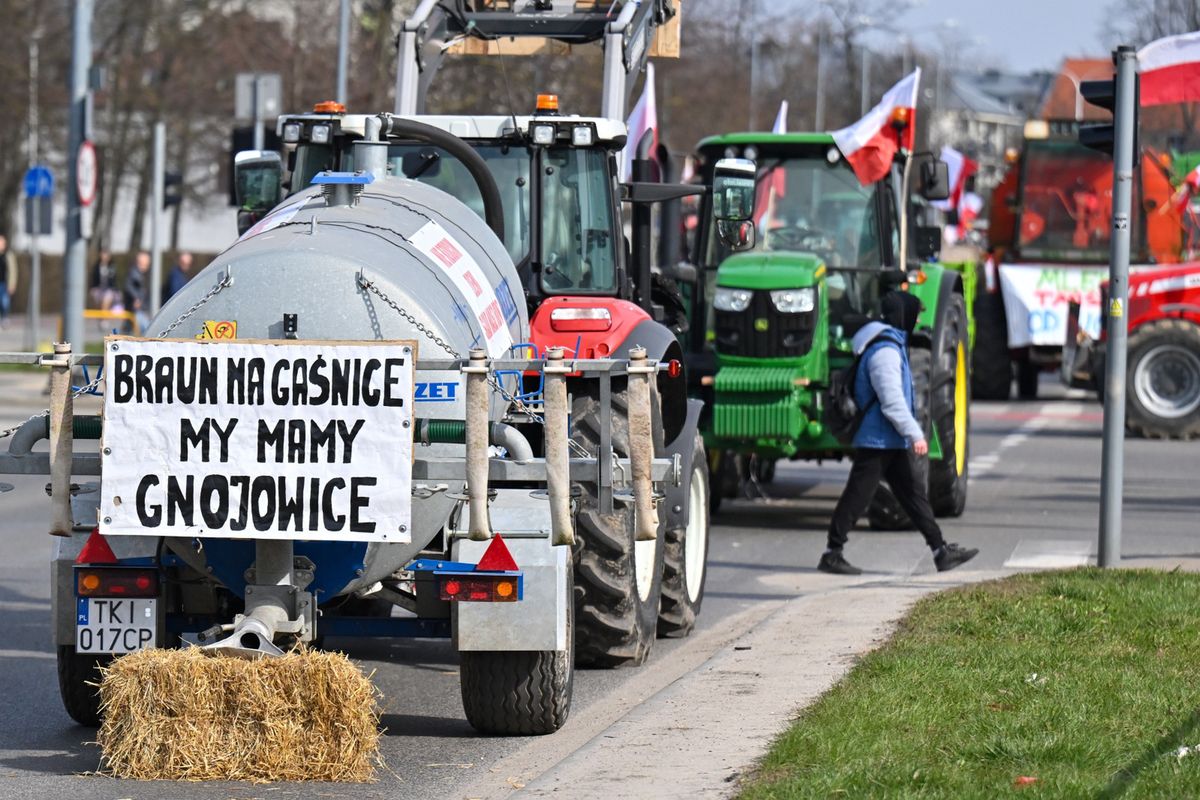 Rolnicy wciąż protestują. Blokady dróg i obornik przed urzędem