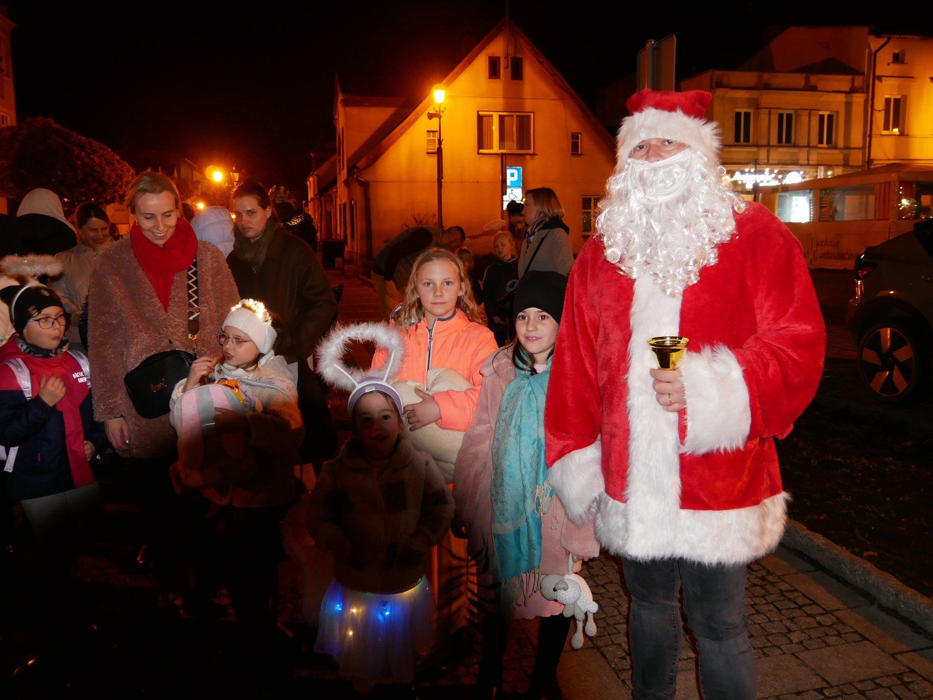 Dzieci i dorośli przebrali się za świętych