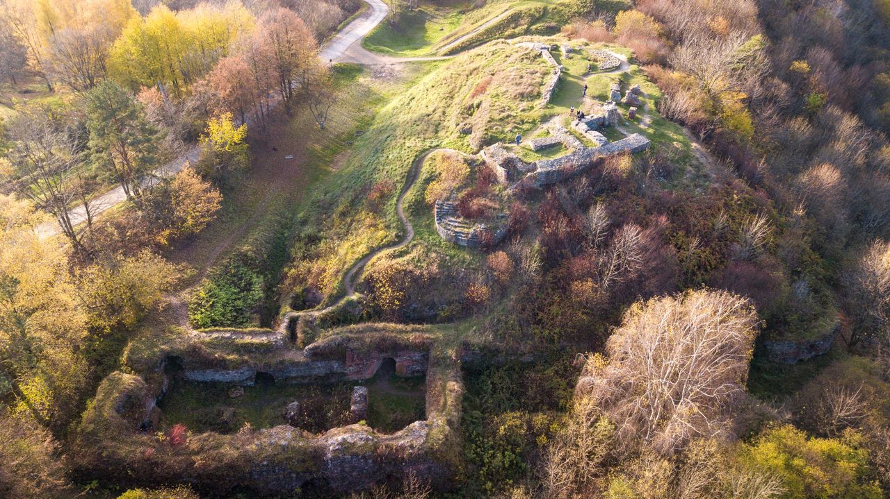 Patrząc na ruiny, trudno uwierzyć, że był tu kiedyś wspaniały zamek