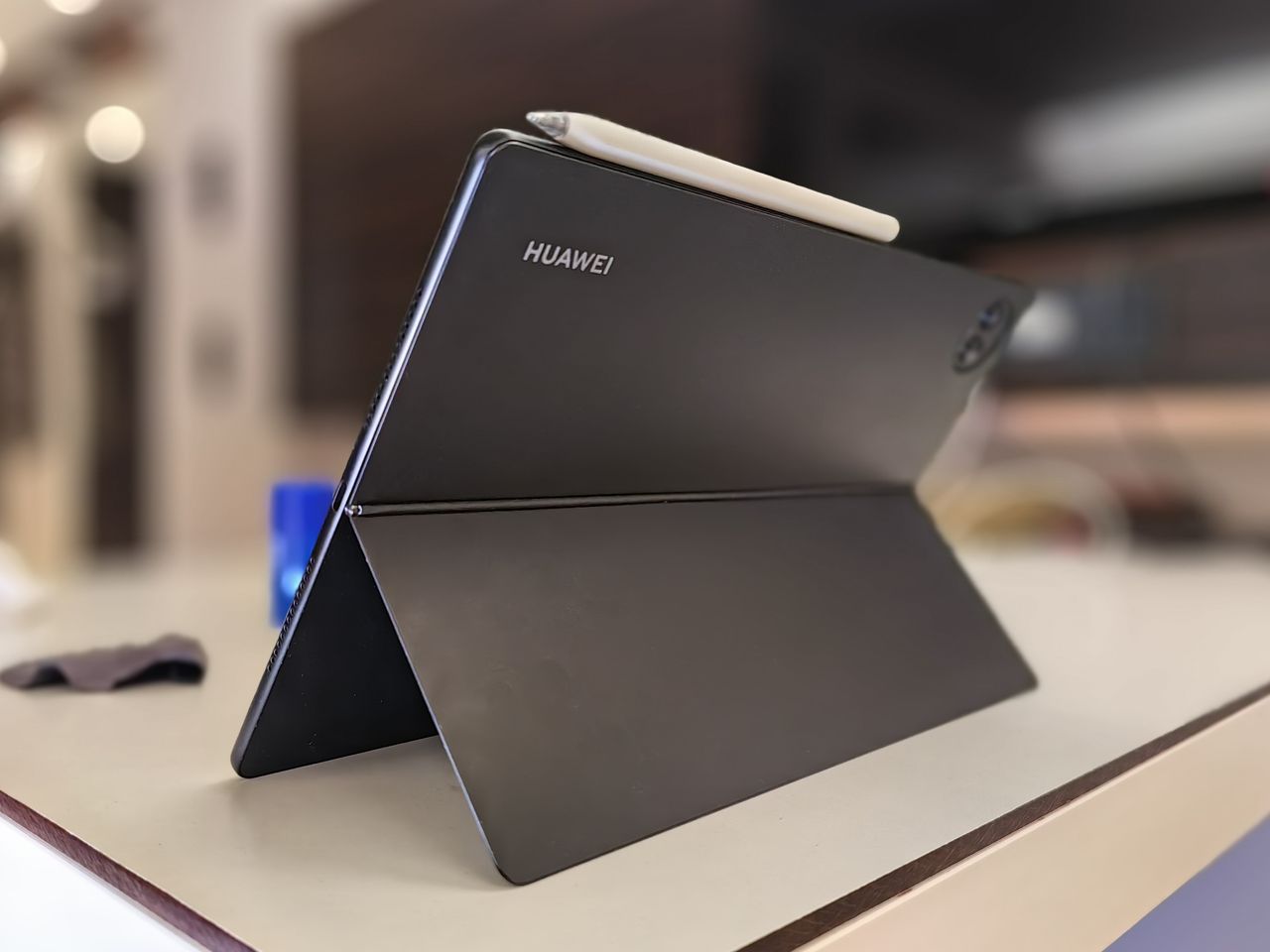 Cieniutka, a zarazem bardzo funkcjonalna podstawka Huawei MatePad Pro 13.2