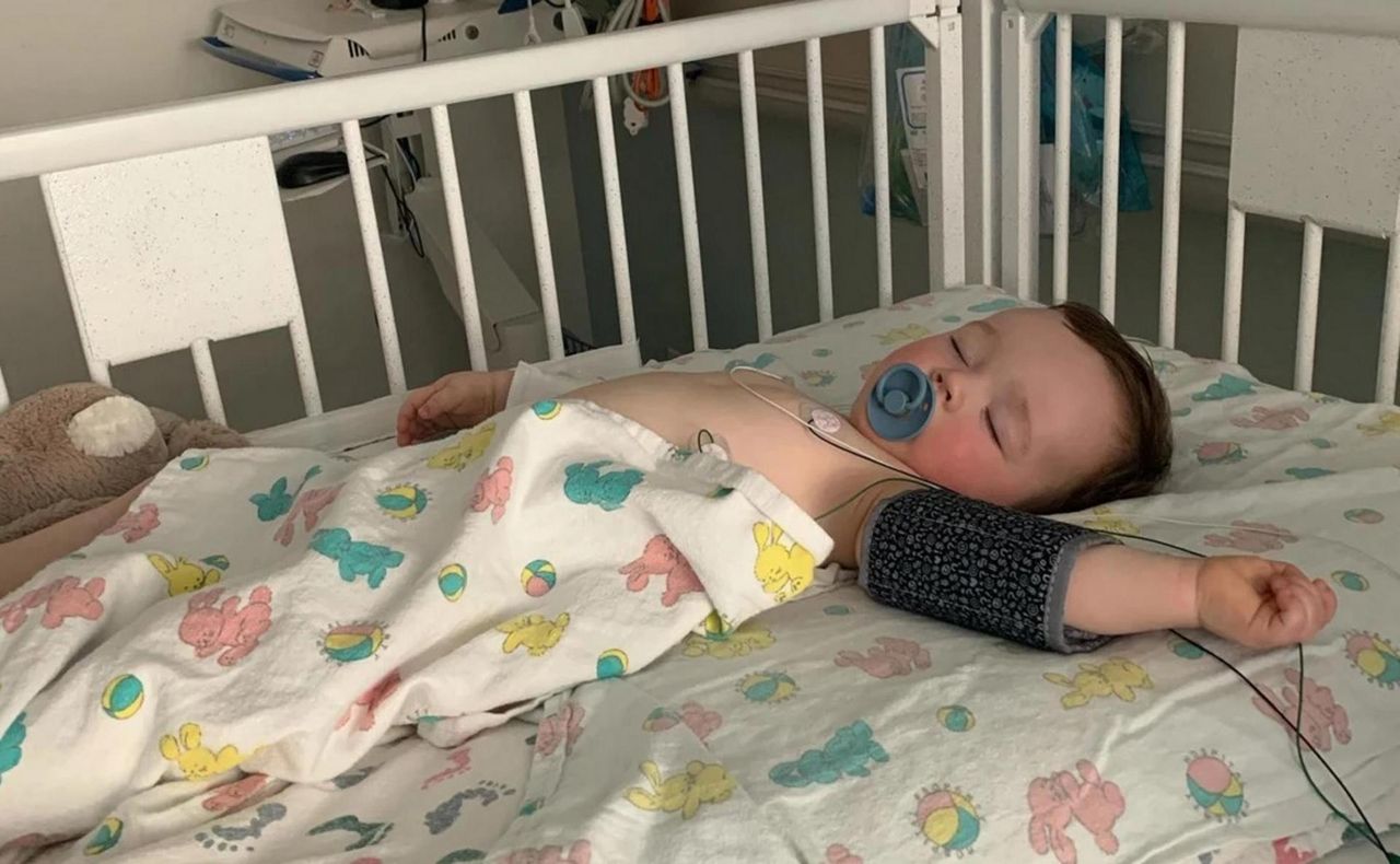 Dziecko ciągle było spragnione. Matka myślała, że to przez upał. Okazało się, że to objaw poważnej choroby