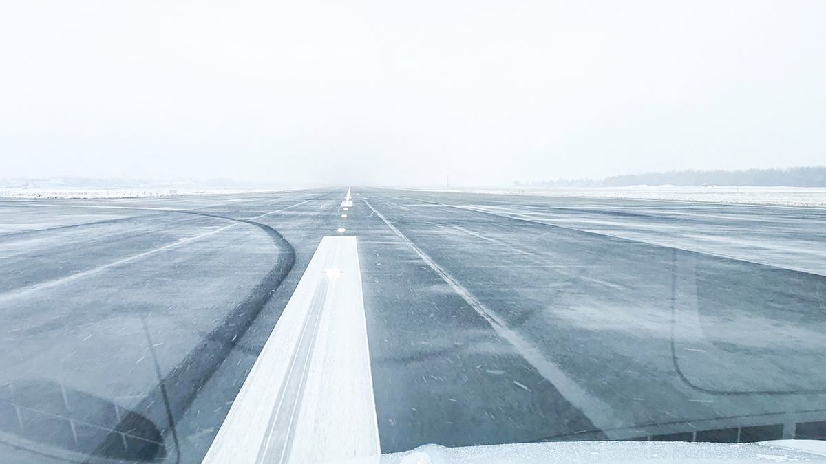 Lotnisko Chopina z perspektywy kierowcy oczyszczarki