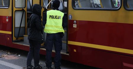 Tragedia na trasie do Wilanowa. 36-letni mężczyzna wpadł pod tramwaj