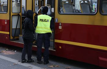 Tragedia na trasie do Wilanowa. 36-letni mężczyzna wpadł pod tramwaj