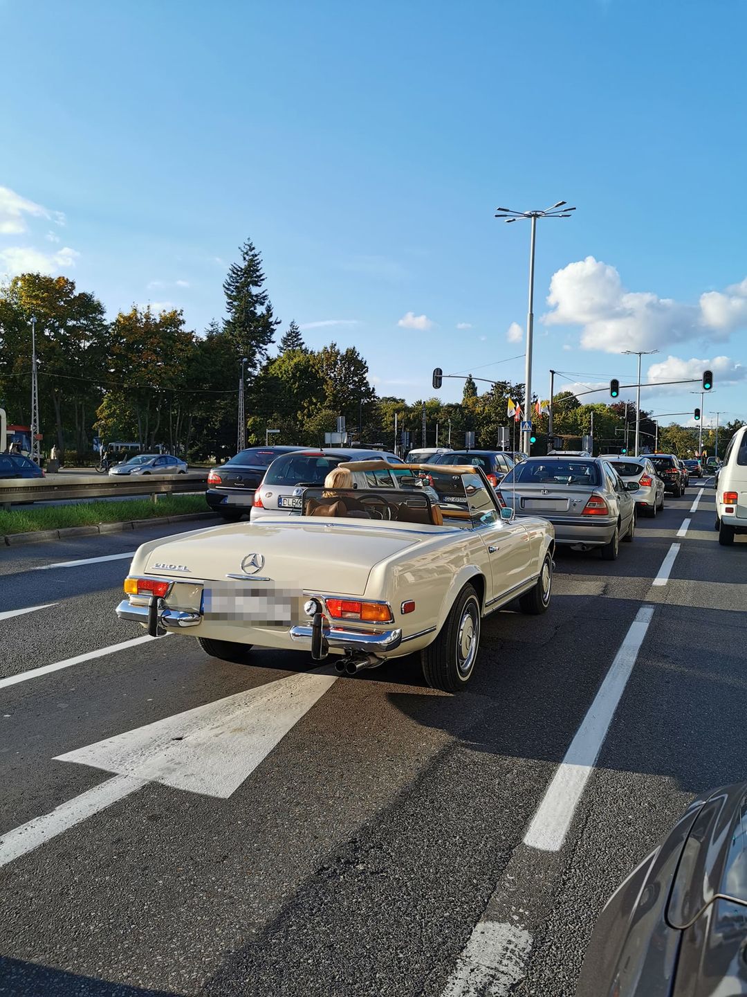 Mercedes 280 SL i otwarty dach - temu kierowcy nigdzie się nie spieszy. Aspiruję do takiego stanu.