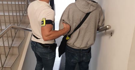 Podpalił swoje rzeczy pod blokiem. Ogień zajął elewację budynku. 53-latek trafił do aresztu