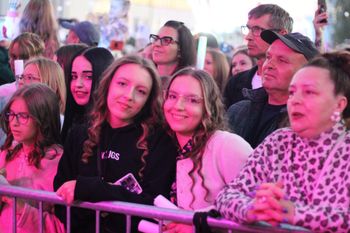 Tłumy pod sceną i wyśmienita zabawa. CamaSutra rozgrzała Daleszyce podczas Jarmarku na Świętego Michała