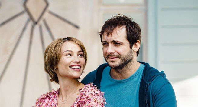 Grupa Polsat zaangażowana w komedię romantyczną „Szczęścia chodzą parami”. Zagrają Książkiewicz, Żurawski, Halejcio i Królikowski