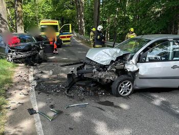 Zjechał na czołówkę i wyrzuciło go z łuku. Jedna osoba nie żyje