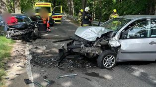 Zjechał na czołówkę i wyrzuciło go z łuku. Jedna osoba nie żyje
