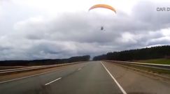 Paralotniarz na drodze. Przerażające nagranie z kamerki samochodowej