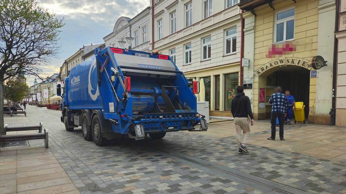 Śmieciarka firmy KOMA Lublin na deptaku