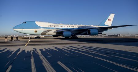 Budowa nowego Air Force One na rauszu? W kadłubie znaleziono butelki