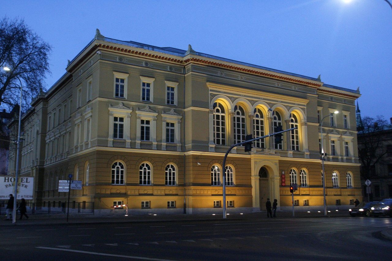 Legnica: Ten gmach ma już 158 lat. Kiedyś było tu gimnazjum ewangelickie, dziś działa tu Zespół Szkół Elektryczno-Mechanicznych