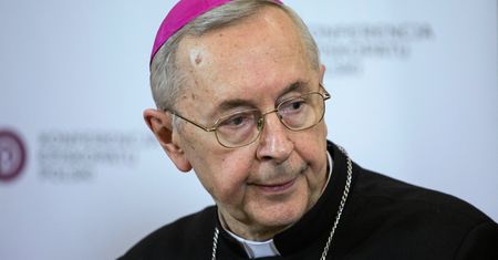 Reżim sanitarny w kościołach nieprzestrzegany? Abp Gądecki odpowiada Niedzielskiemu