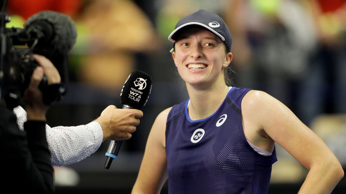 Ostrawa, Czechy, 05.10.2022. Polka Iga Świątek po wygranym meczu 2. rundy turniej tenisistek w czeskiej Ostrawie z Australijką Ajlą Tomljanovic (L), 5 bm. (gj) PAP/Tomasz Wiktor