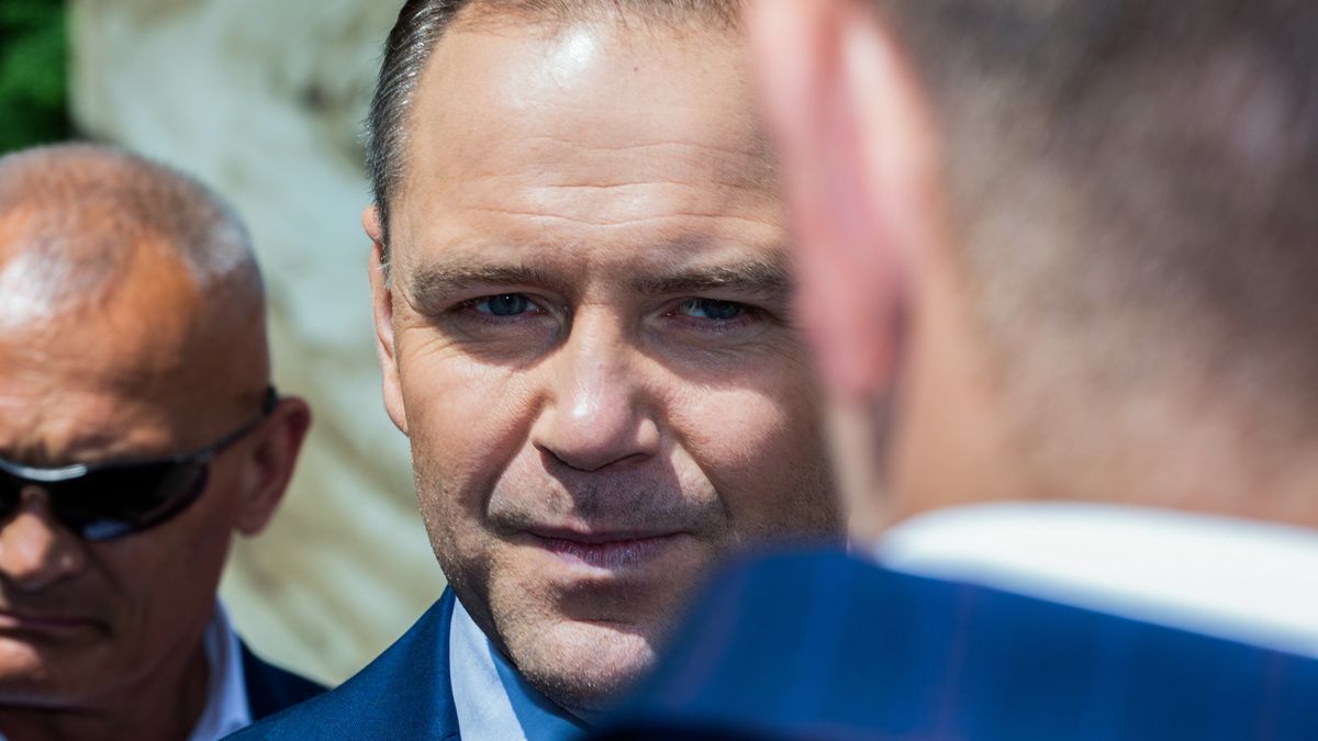 Bolesławiec, 14.05.2025. Wybory Prezydenta RP 2025 - kampania. Kandydat Komitetu Obywatelskiego w zbliżających się wyborach na fotel prezydenta RP, popierany przez Prawo i Sprawiedliwość prezes Instytutu Pamięci Narodowej Karol Nawrocki podczas wizyty w Muzeum Ceramiki w Bolesławcu, 14 bm. (aldg) PAP/Maciej Kulczyński