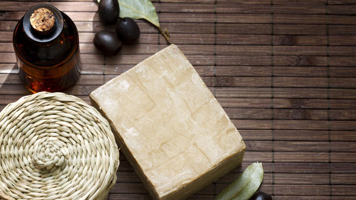 Zdjęcie przedstawia kostkę mydła aleppo