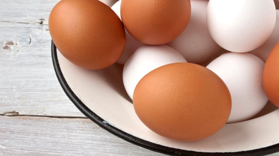 Mycie jajek. Dowiedz się, kiedy i po co to robić (WIDEO)