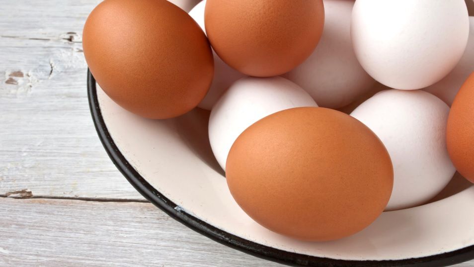 Mycie jajek. Dowiedz się, kiedy i po co to robić (WIDEO)