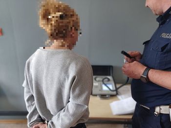 Garwolin: Pijana kobieta stuknęła pod marketem w auto policjanta. Potem chciała się "dogadać"