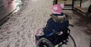 Zima zaskoczyła drogowców w Sosnowcu. Niepełnosprawna dziewczyna utknęła na przystanku
