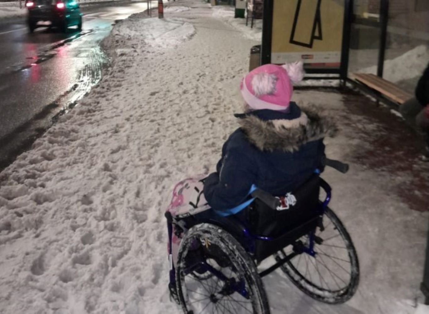 Zima zaskoczyła drogowców w Sosnowcu. Niepełnosprawna dziewczyna utknęła na przystanku
